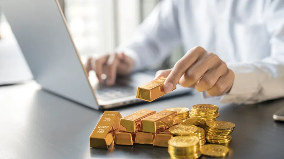 Românii cumpără aur de frica recesiunii. Cererea de metal prețios înregistrează o creștere semnificativă, pe fondul incertitudinilor economice