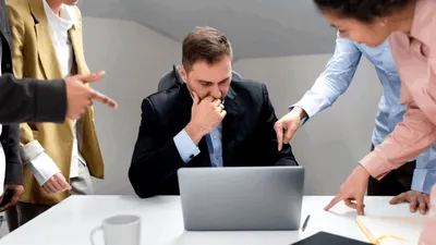 Cum poate duce epuizarea de la locul de muncă la gândire extremistă. Concluziile unui studiu recent