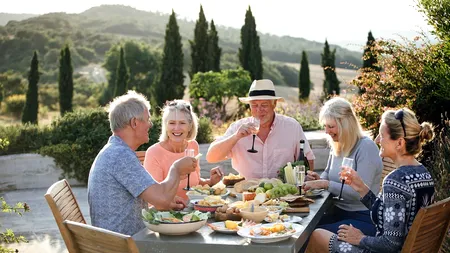 Locurile din lume unde oamenii depășesc 100 de ani. Ce sunt „zonele albastre” și cum sfidează îmbătrânirea