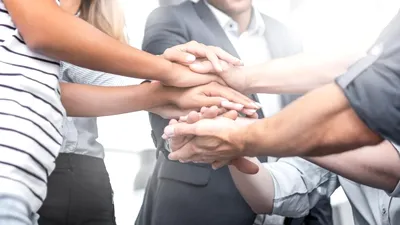 România surprinde Europa: lider absolut la „încrederea în oameni”. Tinerii români bat toate recordurile din UE