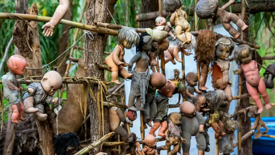 Cele mai înfiorătoare locuri din lume. De la „Poarta Iadului” la insula păpușilor moarte