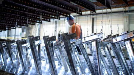 Pentru prima dată din 2022, aluminiul s-a tranzacționat peste 3.000 de dolari: cât valorează metalul acum