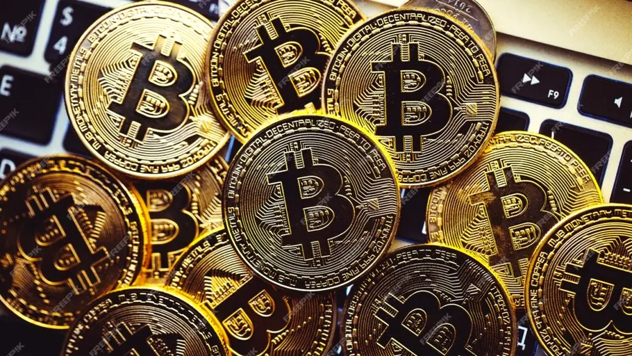 Bitcoin a rupt pragul de 100.000 de dolari, pentru prima dată din februarie. Ce mișcări de pe piața internațională au determinat aceată performanță