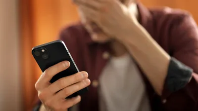 A pierdut toate economiile într-un singur apel. Cum a căzut un prezentator TV pradă escrocilor și ce putem învăța din pățania lui