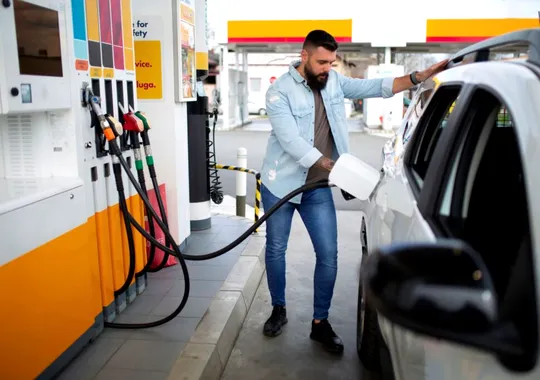 Acciza la motorină scade cu 20% de la 16 august. Cât vor economisi șoferii, transportatorii și fermierii