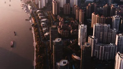 Al doilea Evergrande? Dezvoltatorul imobiliar New World Development încearcă refinanțarea unor credite bancare de peste 11 miliarde de dolari