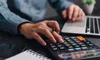 Măsuri fiscale dure anunțate de Guvernul Bolojan pentru a reduce deficitul: TVA crește la 21% și 11% pentru cota redusă. Se modifică taxarea băncilor. Cresc accizele și impozitul pe dividende