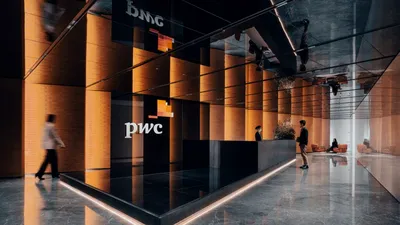 PwC va reduce cu o treime recrutările de absolvenți până în 2028, îngreunând accesul la joburi entry-level