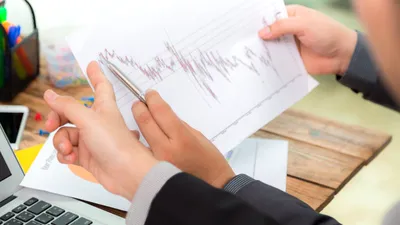 Fitch avertizează: consolidarea fiscală agresivă ar putea frâna creșterea economică a României, iar riscurile de implementare persistă