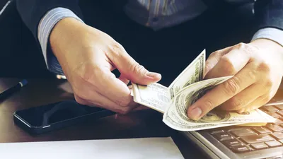 Inflația rescrie regulile traiului decent în SUA. Americanii au nevoie de 100.000 de dolari pe an pentru a trăi fără griji, iar pentru mulți nici această sumă nu este suficientă