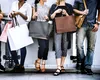 Ce cumpără online românii: tinerii comandă tech și fashion, seniorii preferă alimentele și produsele casnice