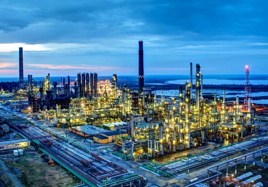 Giganții rafinării revin în forță: producția de carburanți repornește în România
