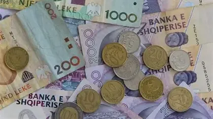 Vacanțele de vară schimbă piața valutară. Ce monede cumpără cel mai des românii înainte de concediu și greșeala care îi poate costa bani