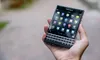Fenomenul „low-tech”: De ce Gen Z visează la BlackBerry, viniluri și la camere Polaroid