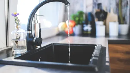 Apa de la robinet se traduce în șoc pe factură. De ce cresc prețurile fără oprire