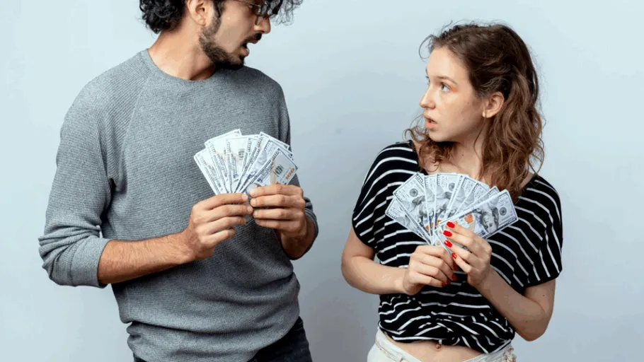 Singurul comportament financiar care ar trebui să te pună pe gânduri într-o relație, potrivit unui expert