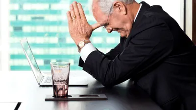 Salariile bugetarilor, luate în vizor de noul guvern. Salarizarea după performanță îi pune pe jar și le amenință veniturile stabile
