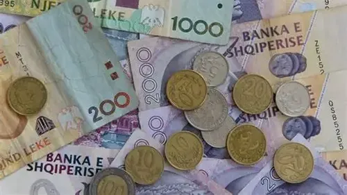 Vacanțele de vară schimbă piața valutară. Ce monede cumpără cel mai des românii înainte de concediu și greșeala care îi poate costa bani