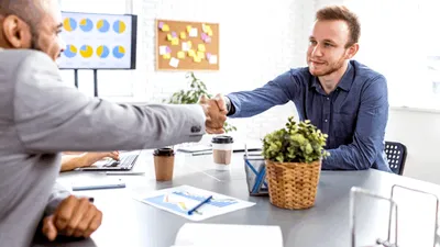 CEO-ul care a investit în peste 100 de tineri sub 25 de ani dezvăluie secretul succesului lor. Ce trăsătură îi diferențiază