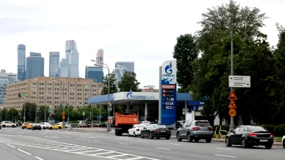Penurie de carburanți în marele port petrolier al Rusiei. Raționalizare în jumătate din regiuni