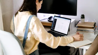 Dependent de ChatGPT? Află că această reține informații personale. Cum îți poți șterge amprenta digitală